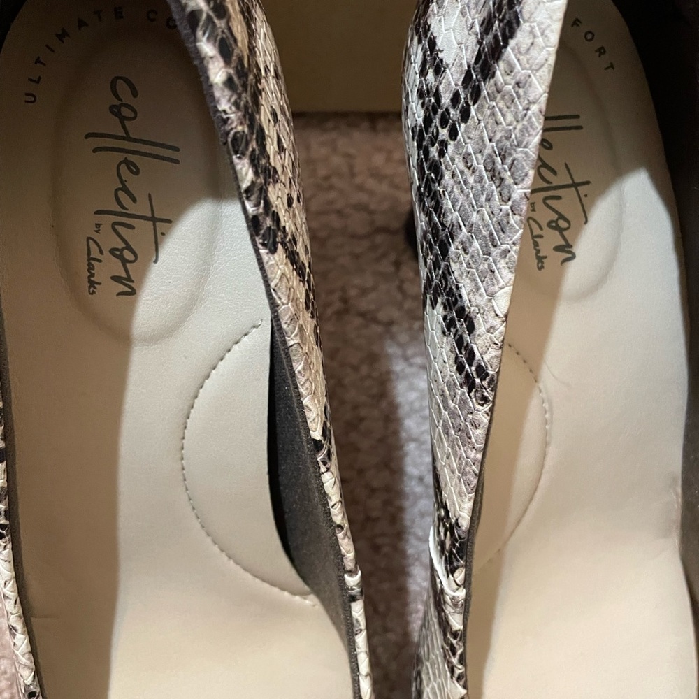 Clarks ultimate comfort collection never worn 7 medium.